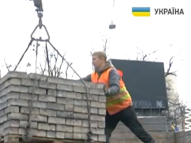 В Киеве на улице Грушевского кладут новую брусчатку