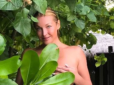 Волочкова снялась топлес, прикрыв грудь льдом