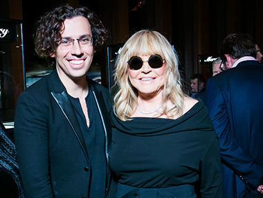 Пугачева подчеркнула талию в черном платье на дне рождения Николаева