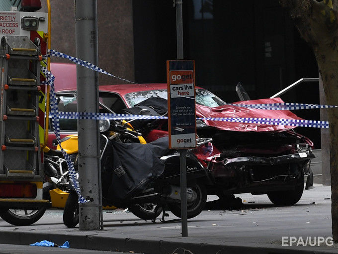 В Мельбурне автомобиль врезался в толпу, погибли три человека