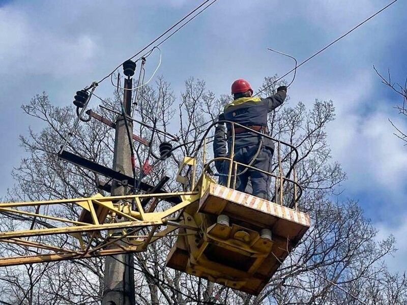 Із початку тижня енергетики повернули світло 40 тис. сімей, які були без електроенергії через обстріли – ДТЕК