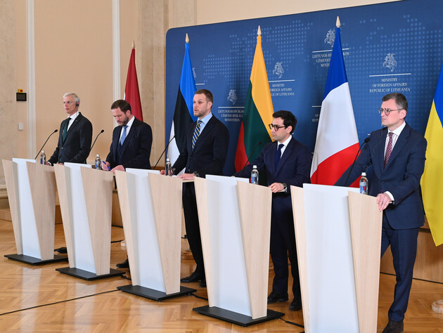 Франція створює альянс країн, які готові скерувати війська в Україну – Politico