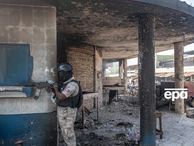 На Гаїті озброєні банди напали на урядові будівлі. Аналітики вважають, що у країні почався повномасштабний заколот