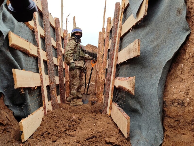 Зеленський після засідання ставки верховного головнокомандувача: В Україні будують фортифікації у три смуги завдовжки 2 тис. км