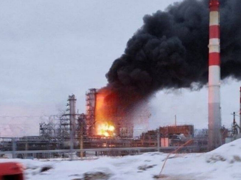 В Орле после атаки дронов горит нефтебаза, в Нижегородской области – нефтезавод "Лукойла". Фото, видео