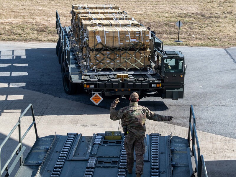 США готовят первый за несколько месяцев пакет военной помощи Украине на $400 млн – Reuters