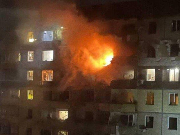 РФ нанесла ракетный удар по Кривому Рогу, попав по многоэтажке. Возник пожар, есть погибшие и более 30 пострадавших. Фото