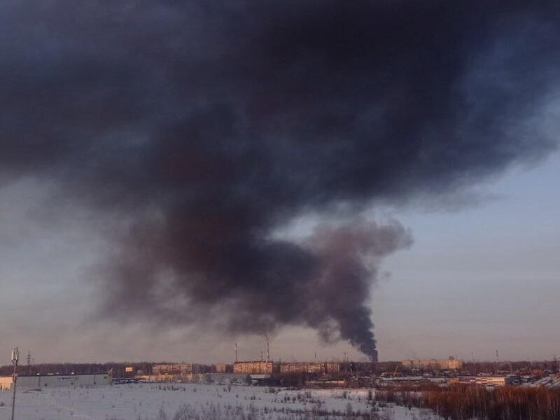 В РФ заявили, что "пресекли попытки" атаки более 50 дронов. В Рязани загорелся завод "Роснефти", в Белгороде, вероятно, повреждено здание ФСБ. Фото, видео