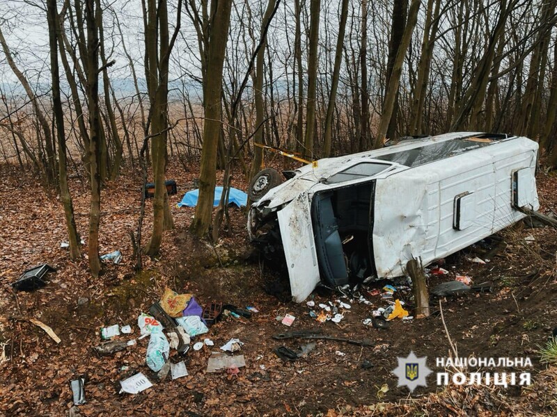 В Івано-Франківській області зіткнулися рейсовий автобус і легковий автомобіль, загинуло троє людей – поліція
