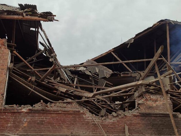 РФ нанесла авиаудар по Харьковской области. Под завалами разрушенного дома ищут людей 