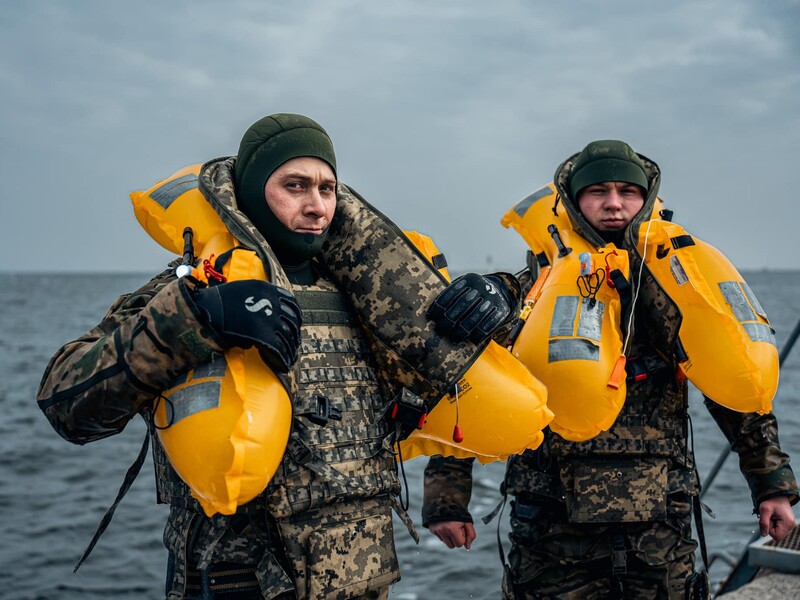 Выдерживает вес военного и 27 кг снаряжения. В Минобороны показали, как тестируют "плавучие бронежилеты" для спецподразделений ВСУ. Фото 