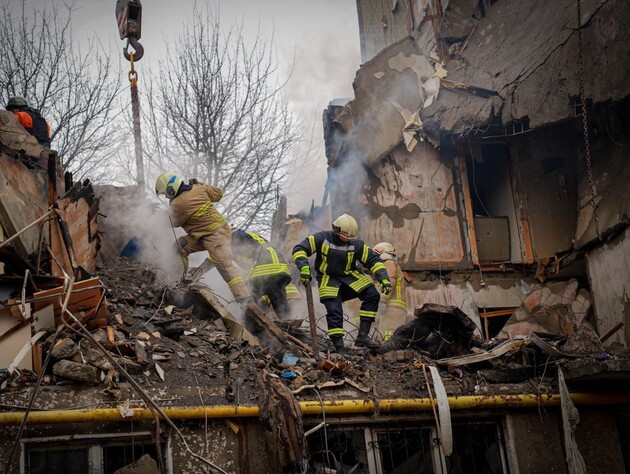 Спасатели обнаружили тело еще одной жертвы российского удара по многоэтажке в Сумах 