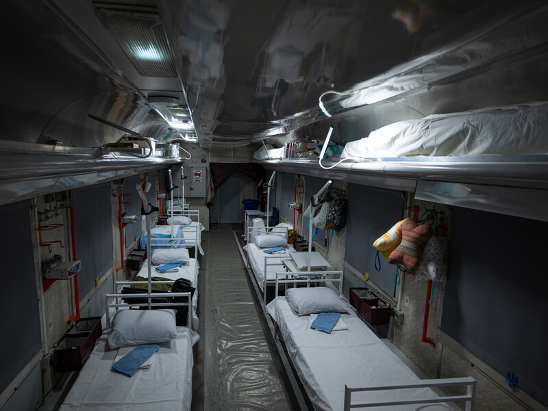 "Не имеет аналогов в мире". В Украине представили медицинский эвакуационный поезд. Фото