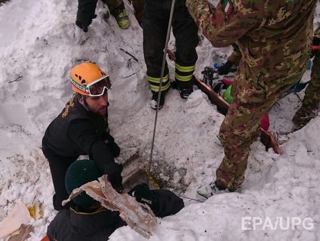 В Италии в накрытом лавиной отеле обнаружены выжившими 10 человек
