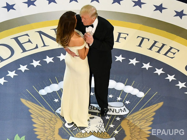 Дональд и Меланья Трамп исполнили танец на балу после инаугурации. Видео