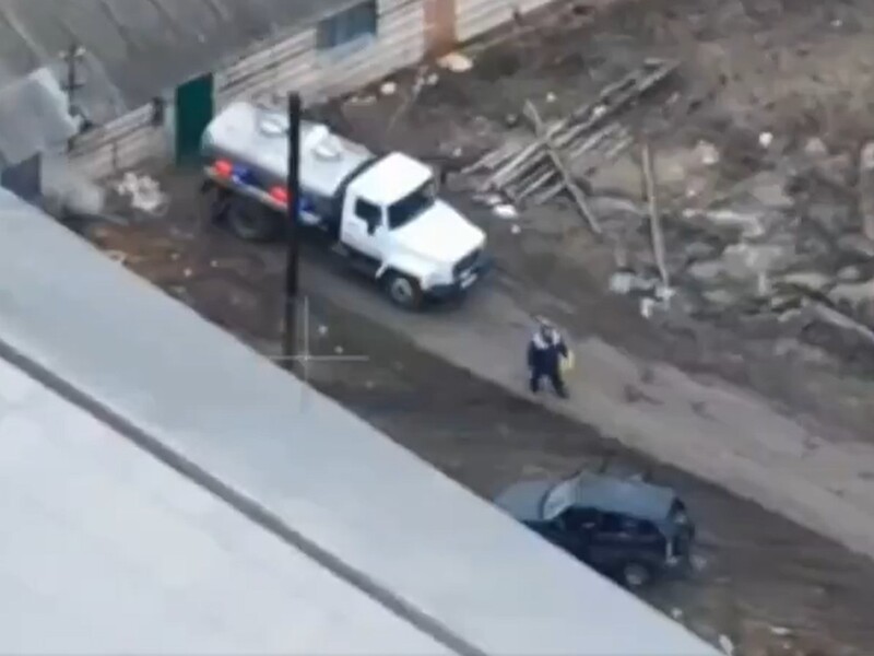 "Справжнє єднання народу з армією". Житель Бєлгорода, побачивши розбиту машину російських військових, злив із неї пальне. Відео
