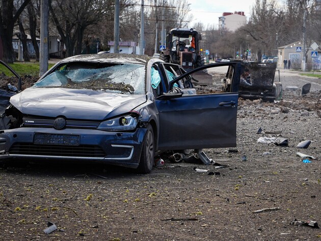 У Миколаєві постраждало п'ятеро людей унаслідок ракетної атаки РФ. Пошкоджено будинки і машини
