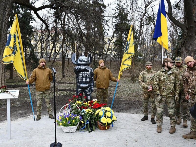 "Фігурка Стіча – єдине, що лишалося неушкодженим, коли ми знайшли тіло". У Київському ботсаду відкрили незвичайний пам'ятник загиблому азовцю