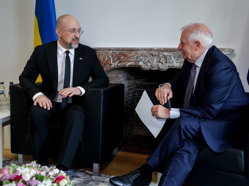 Шмигаль і Боррель обговорили допомогу ЄС Україні й початок переговорів про членство