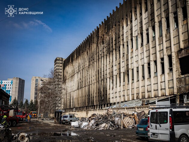 Пожар, вызванный ракетной атакой РФ на Харьков 20 марта, удалось потушить только сейчас. Под завалами могут оставаться до 10 человек