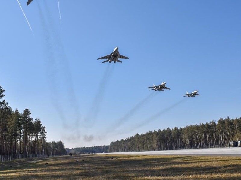В Польше военные летчики учились использовать дороги общего пользования в случае разрушения своей базы. Недалеко находится граница с РФ