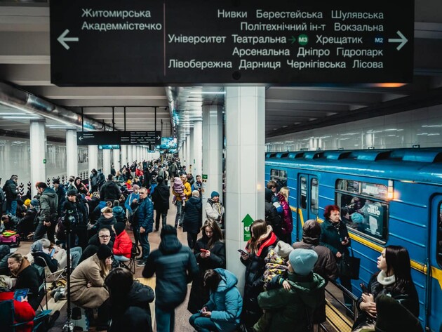 У метро Києва вночі під час повітряної атаки РФ перебувало понад 35 тис. людей, із них 3440 – діти. Фото