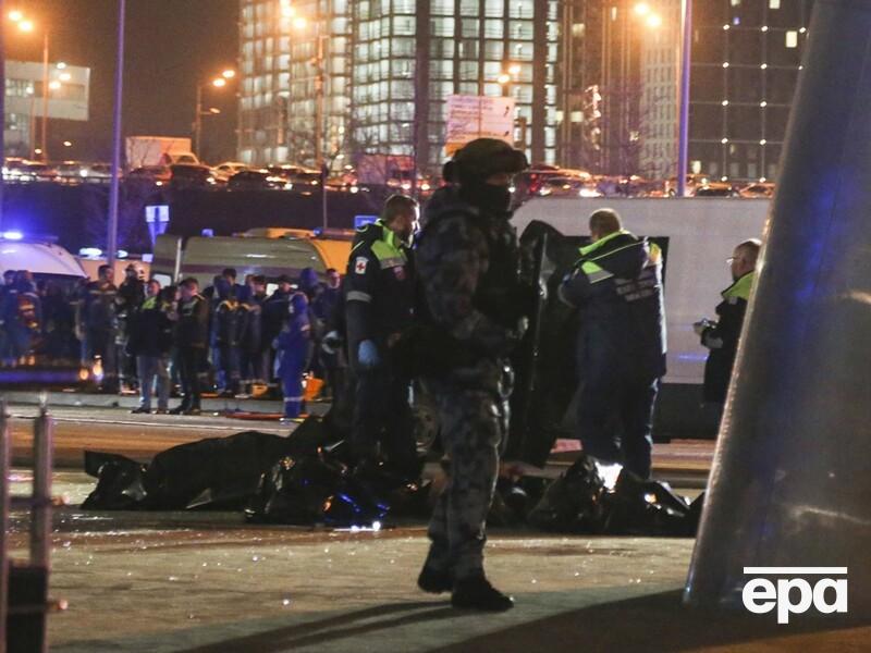 РосСМИ пишут о задержании двух подозреваемых в теракте под Москвой. Среди террористов якобы есть таджики, МИД Таджикистана заявил, что это фейк