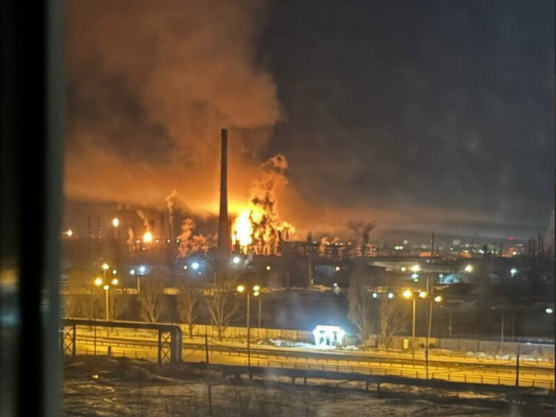 В российской Самаре ночью горел НПЗ "Роснефти". Очевидцы говорят о взрывах и атаке беспилотника. Видео