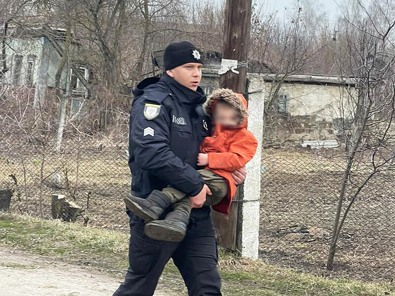 Шукали всю ніч. Поліцейські Чернігівської області знайшли неушкодженим зниклого трирічного хлопчика