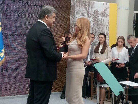 Порошенко присвоил Тине Кароль звание народной артистки Украины