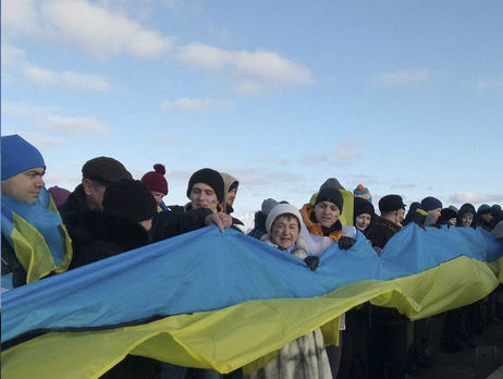 В Киеве активисты объединили берега Днепра живой цепью в День соборности. Фоторепортаж