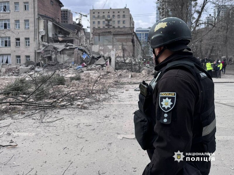 Після ракетного обстрілу Києва в Печерському районі вже четверо постраждалих. Уламки пошкодили багатоповерхівку і приватний будинок