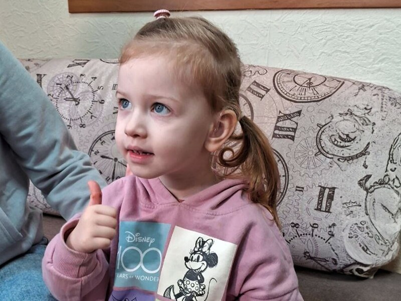 "Звуки она уже слышит". Трехлетняя Мила из Днепра получила современные слуховые аппараты от Фонда Рината Ахметова