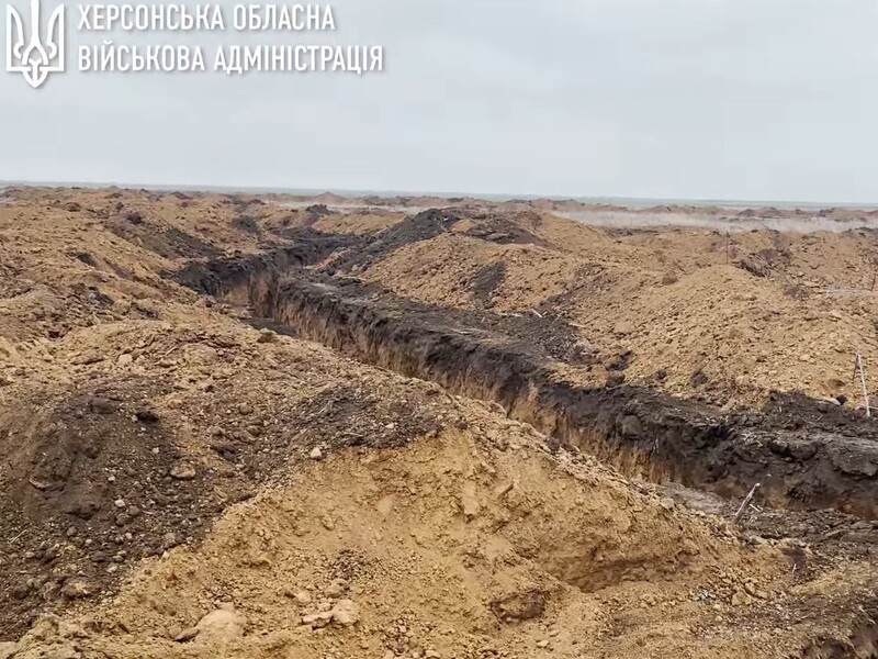 "Кілометри протитанкових ровів і невибухових загороджень". У Херсонській ОВА показали, який вигляд має друга лінія оборони в області. Відео