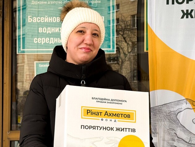 Переселенцы из Никольской общины получают помощь от Фонда Рината Ахметова в Киеве