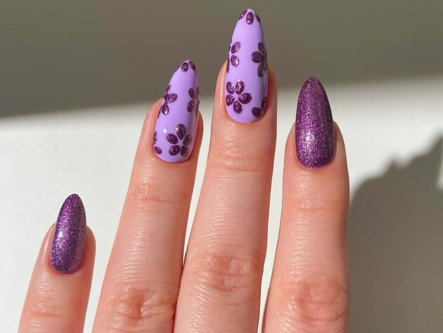 Манікюр у лавандових тонах із квітковим акцентом. Відео