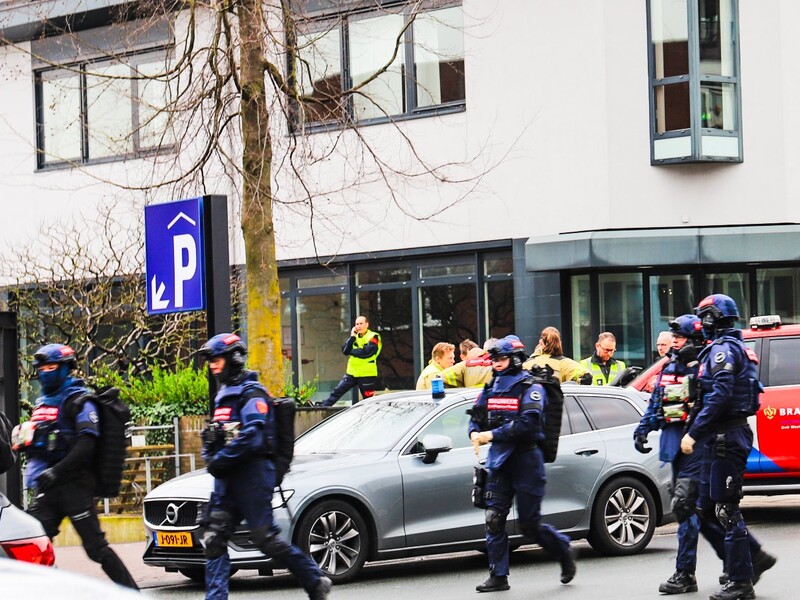 В Нидерландах неизвестный захватил четырех заложников