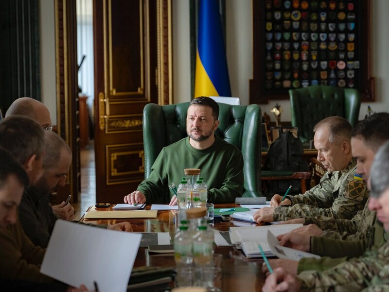 "Потребности фронта меняются". Зеленский рассказал о "максимально конкретном" совещании с военными и членами правительства