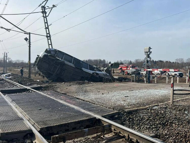 В Ярославской области РФ поезд протаранил автобус, уже восемь погибших