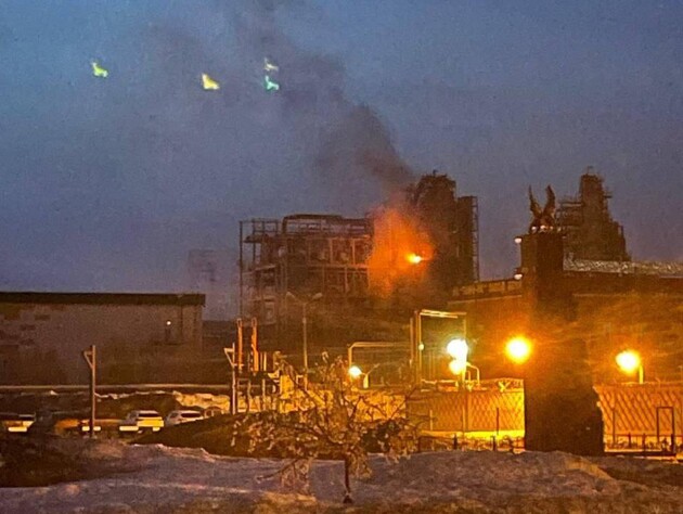 В ГУР подтвердили атаку на военный завод в Татарстане. После взрыва там также горит НПЗ