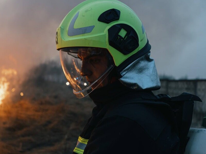 У Дніпрі вночі через падіння уламків збитих дронів сталося дві пожежі, пошкоджено будинок і пожежну частину – ОВА