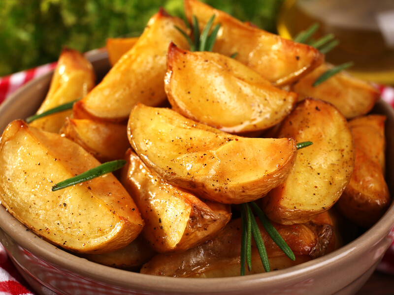 Запечена картопля із часниковим соусом і куркою. Рецепт від Клопотенка