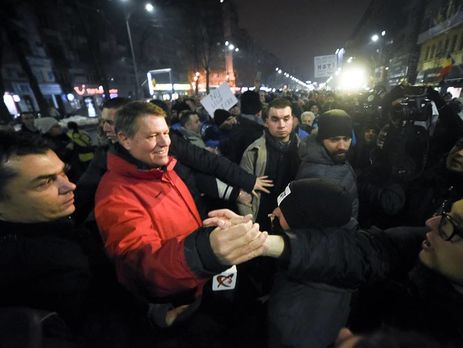 Президент Румынии принял участие в антиправительственном митинге в Бухаресте
