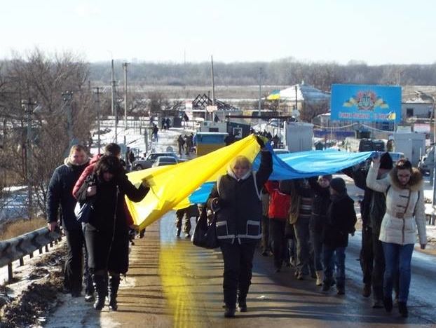 В Станице Луганской развернули 40-метровый флаг Украины
