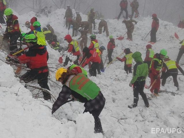 "Мы ели лед". Девушка, выжившая при сходе лавины в Италии, рассказала, что происходило в заваленном снегом отеле