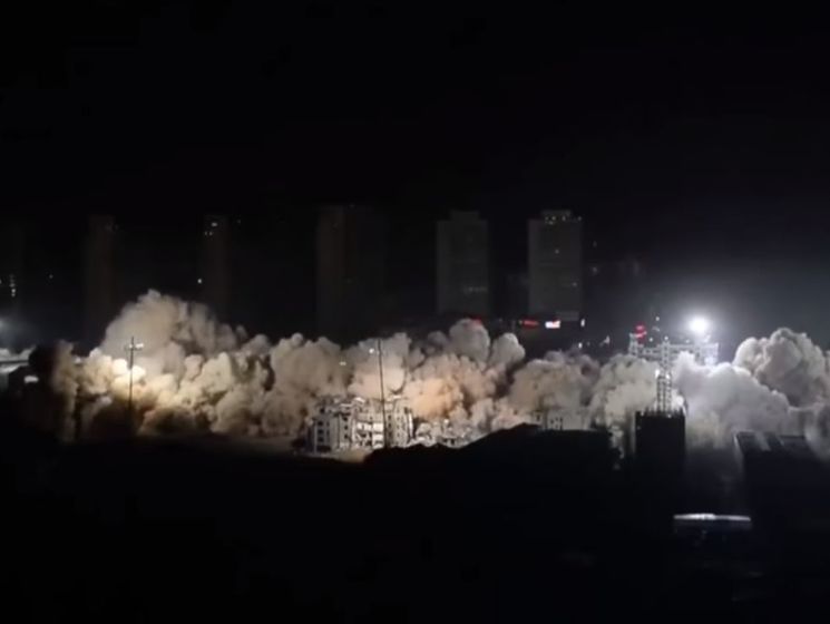В Китае за 10 секунд снесли 19 зданий. Видео