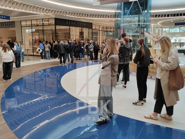 У Києві відновили роботу магазини Zara та інші з групи Inditex, подекуди вишикувалися черги. Відео