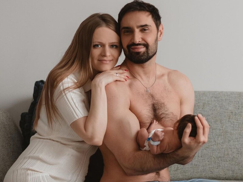 Козловський розповів про партнерські пологи й показав нові спільні фото з дружиною і новонародженим сином Оскаром