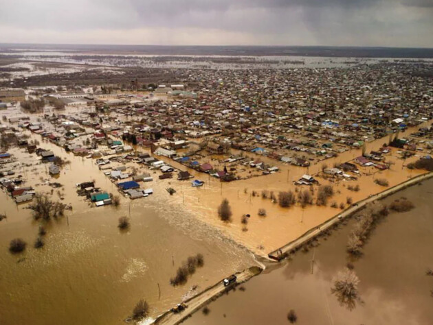 В российском Орске из-за прорыва дамбы на Урале затоплены тысячи домов, вода продолжает прибывать, есть погибшие