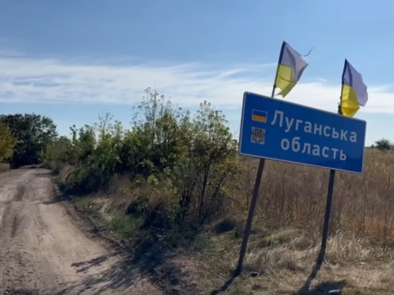 В Луганской области во время раздачи гуманитарной помощи полицейские попали под обстрел "Градами". Видео